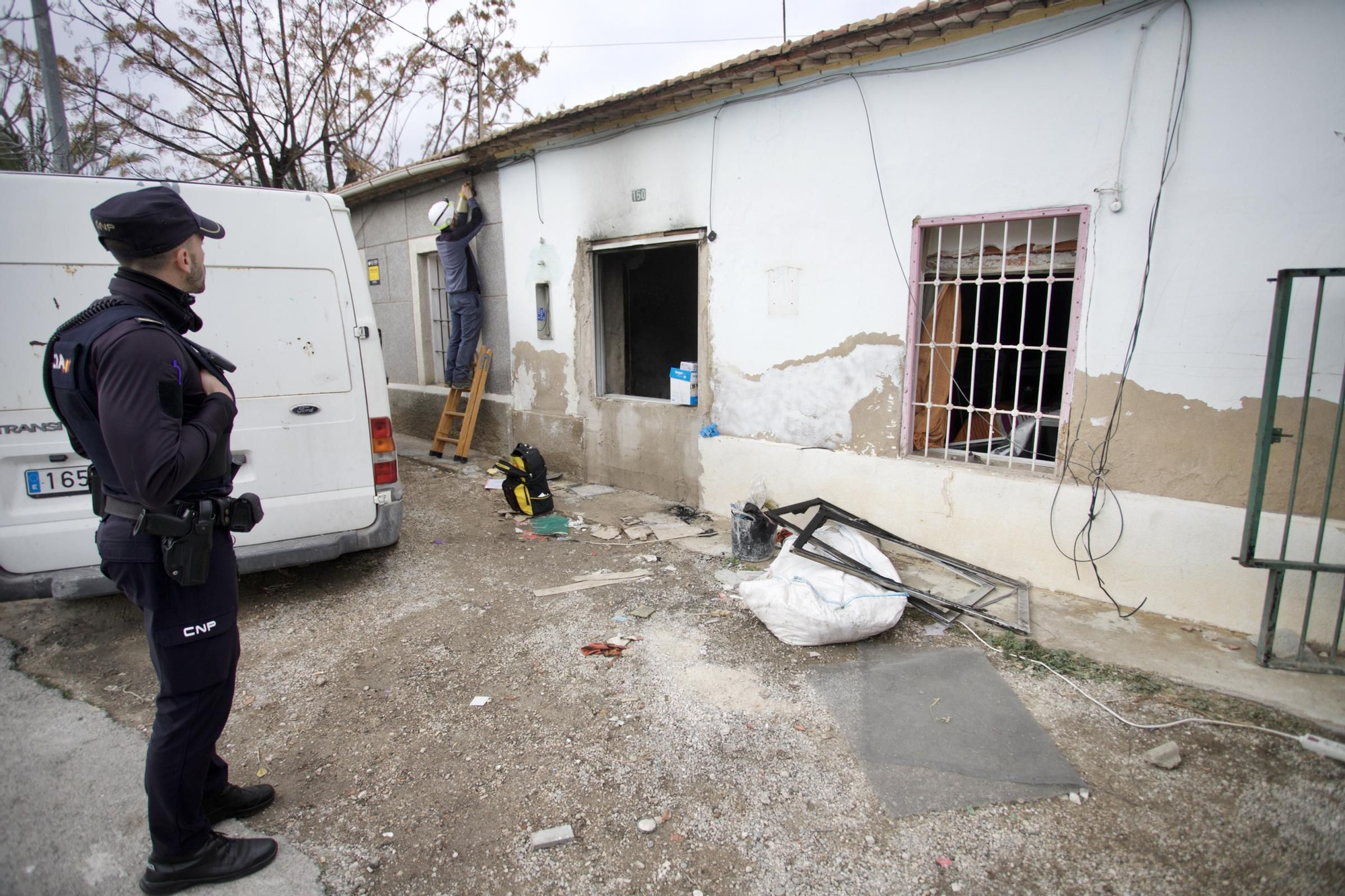 Descubren un arsenal de armas de guerra en una casa incendiada en Murcia