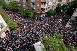 La manifestación en la sede del PSOE en Ferraz en apoyo a Pedro Sánchez, en imágenes