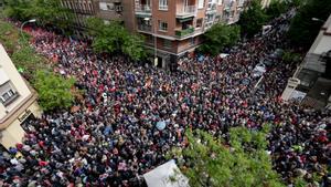 Milers de persones durant una concentració al carrer de Ferraz en suport al president del Govern central, Pedro Sánchez, a la seu del PSOE, a Madrid