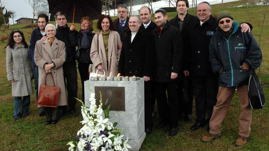 Homenaje a las víctimas en enero de 2006, con Aida Oceransky, tercera por la izquierda.