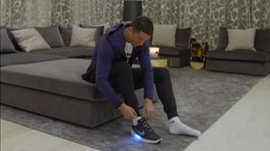 Cristiano Ronaldo s’emprova unes vambes ajustables de la marca Nike.