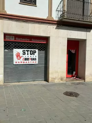 Vandalizan la sede del PSOE en Barbastro en plenas fiestas de la ciudad: "La intimidación y la violencia no caben en democracia"