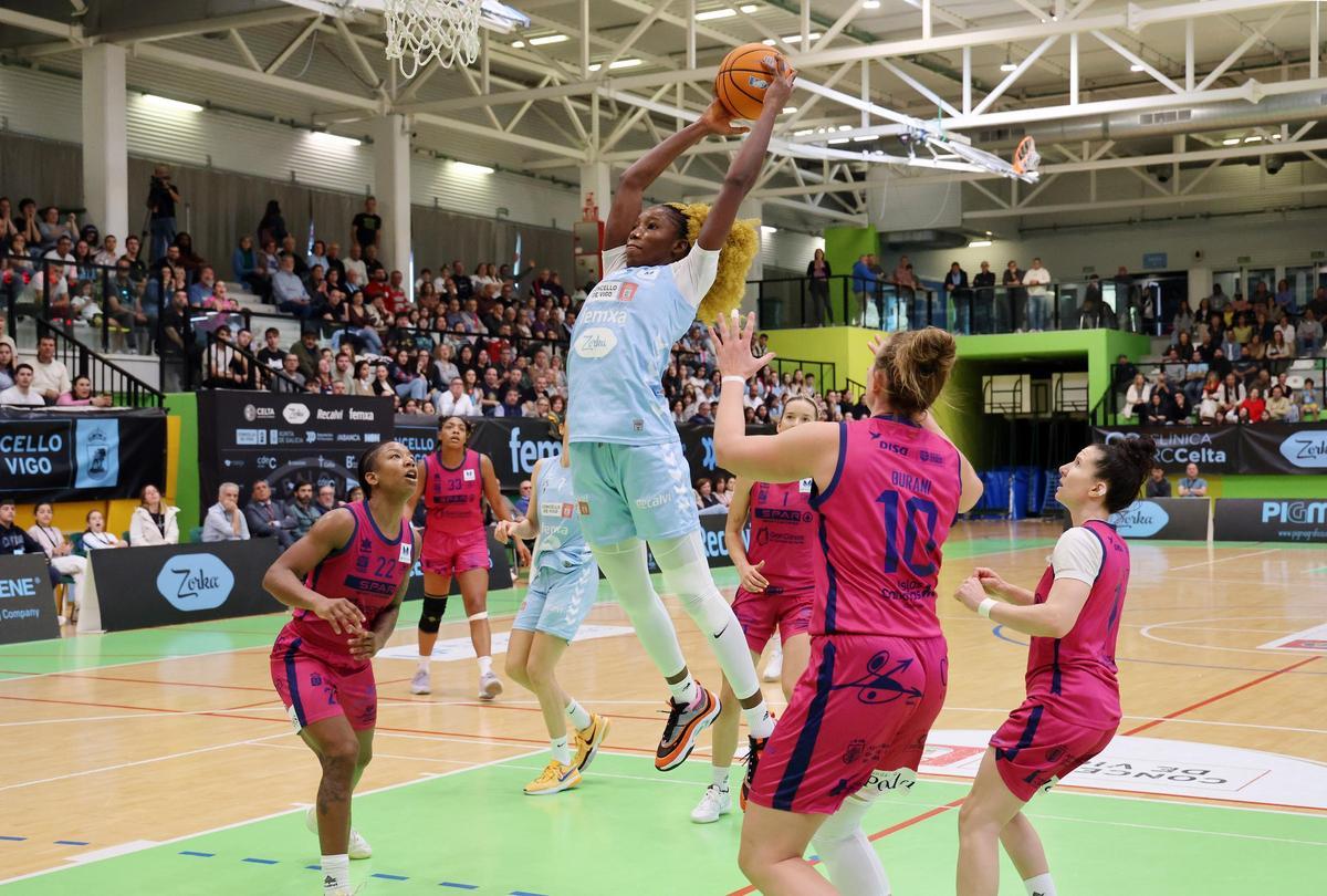 Un lance de balón durante el partido entre el Celta Femxa Zorka y el Spar Gran Canaria, ayer en Navia