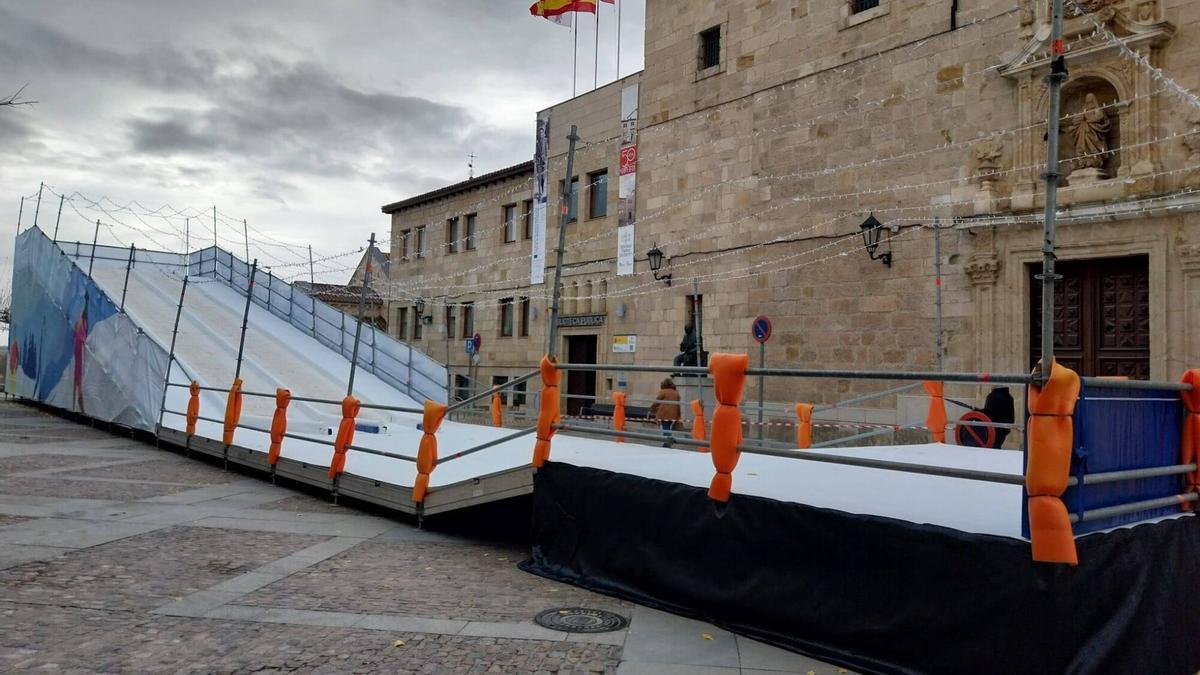 Tobogán de hielo en la plaza de Claudio Moyano