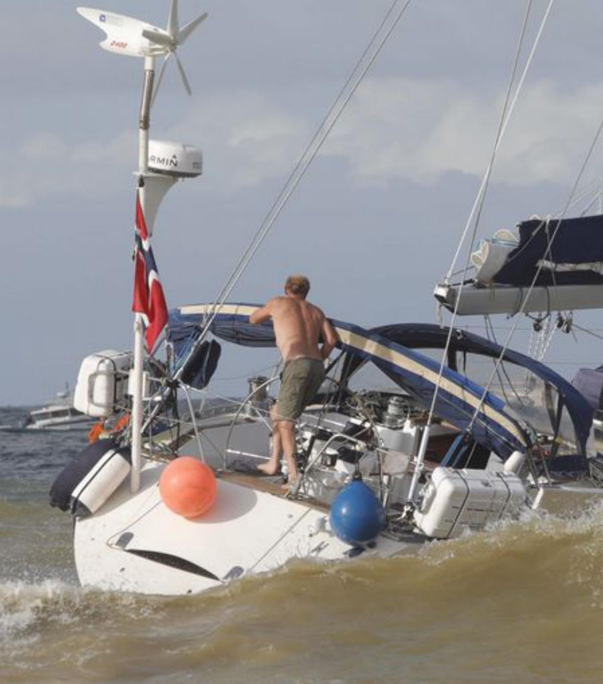 Fracasa la operación para sacar de la playa de Bañugues el velero que encalló el viernes