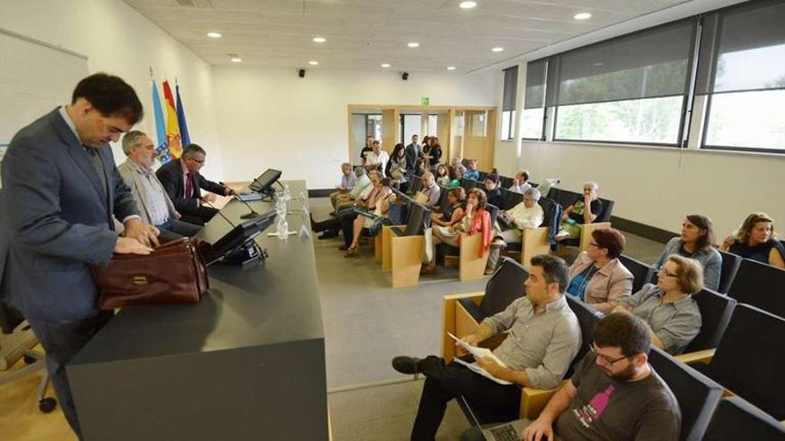 Un momento de la reunión celebrada, ayer, con Martín Villanueva y Andrés Lamosa en primera fila.