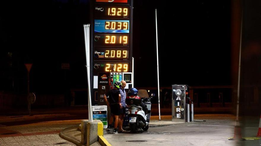 La gasolina rompe la barrera de los dos euros en más de 150 estaciones de Aragón