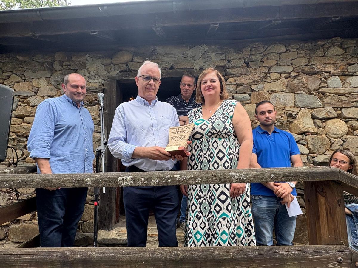 Ramiro Lomba con su su distinción entregada por la alcaldesa Montse Fernández.