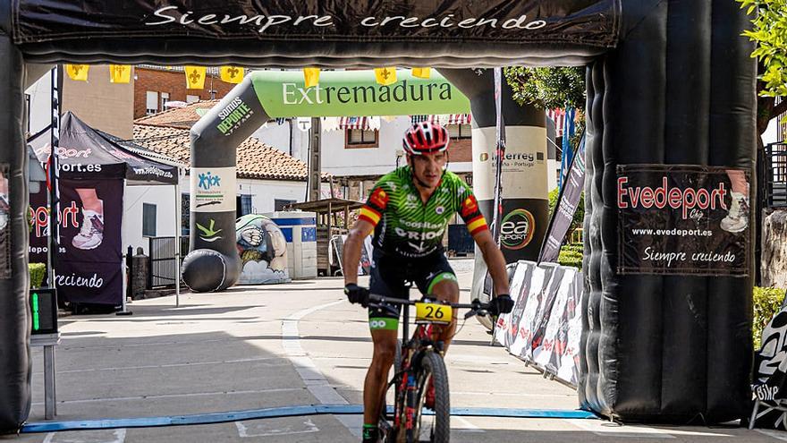 Alejandro Díaz de la Peña llega como vencedor a la meta.