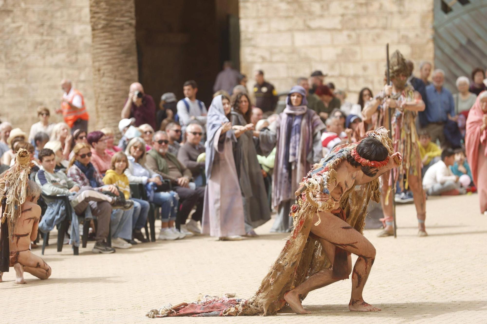 Representación del Via Crucis fente a la Catedral de Mallorca