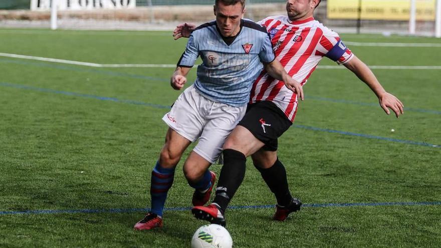 El capitán del Siero Trubi trata de robarle el balón a Chery.