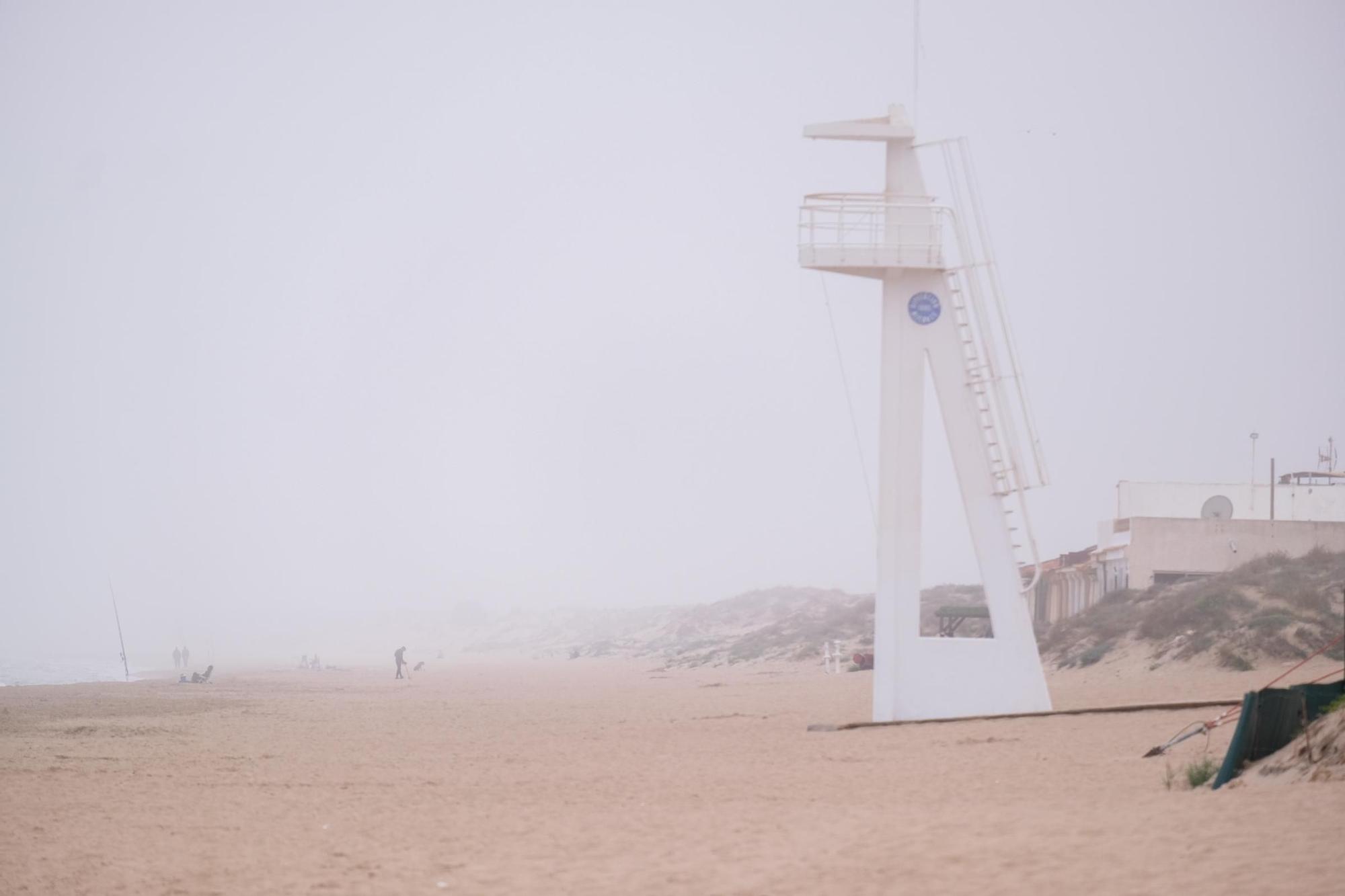 Un espeso banco de niebla engulle la playa de La Marina y El Pinet