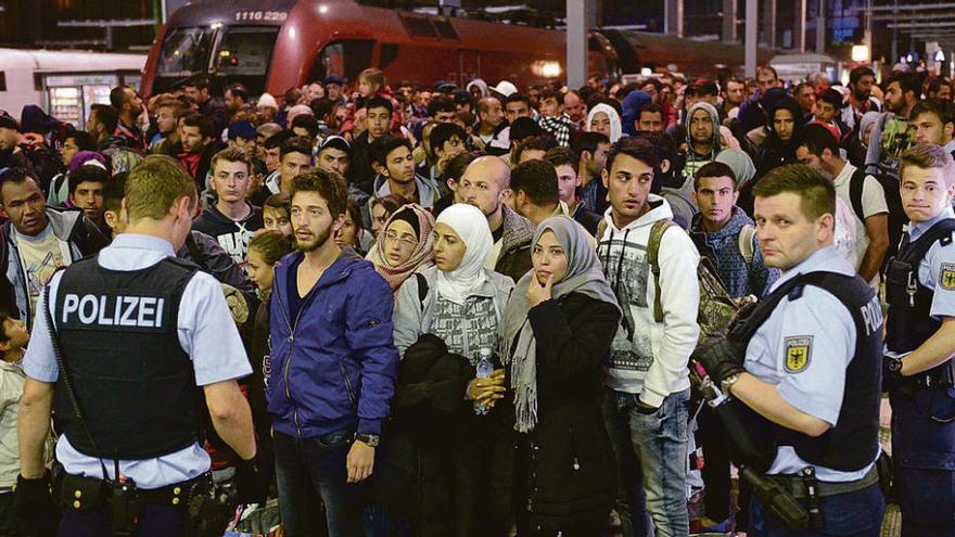 Refugiados llegados de Budapest, ayer, en la principal estación de autobuses de Múnich. // Efe