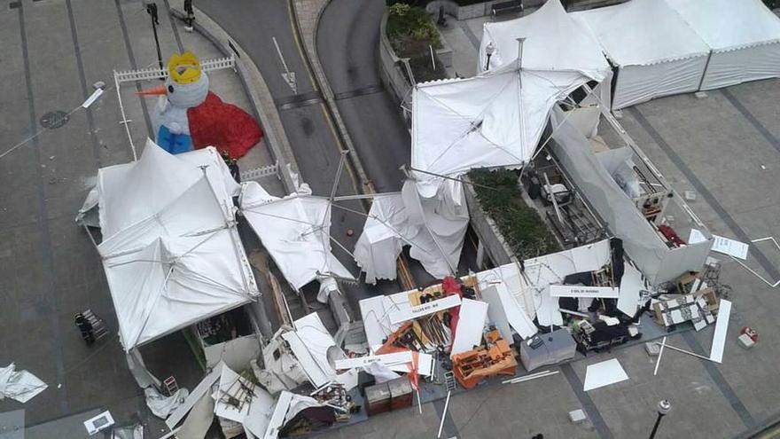 Los destrozos que causó el aire en las carpas que albergaban la feria de artesanía.