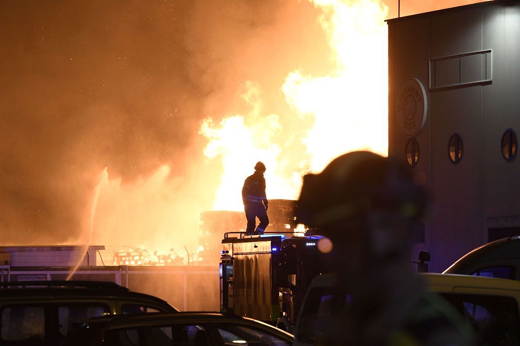 Estas son las imágenes que el aparatoso incendio de Puente Tocinos ha dejado este sábado