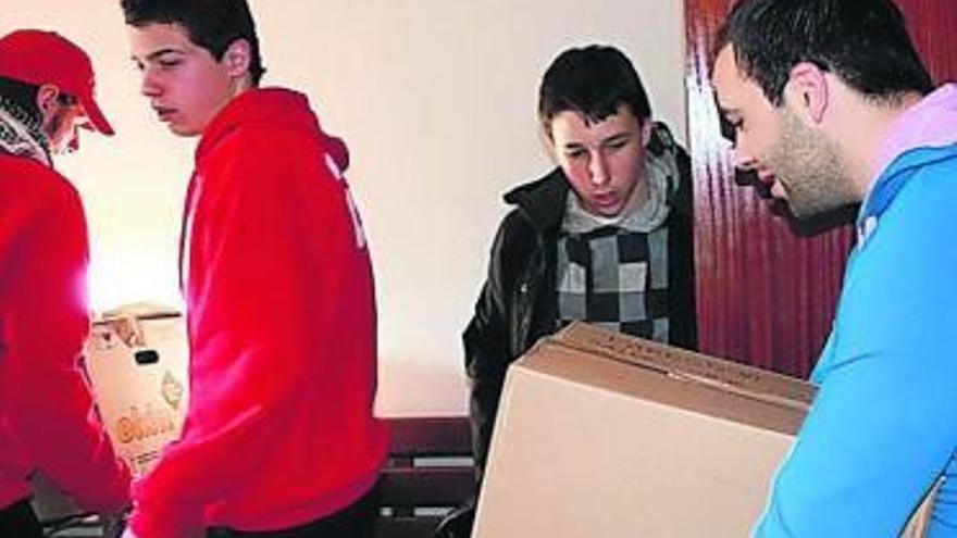 Alumnos del colegio La Salle, con cajas de alimentos de la campaña.