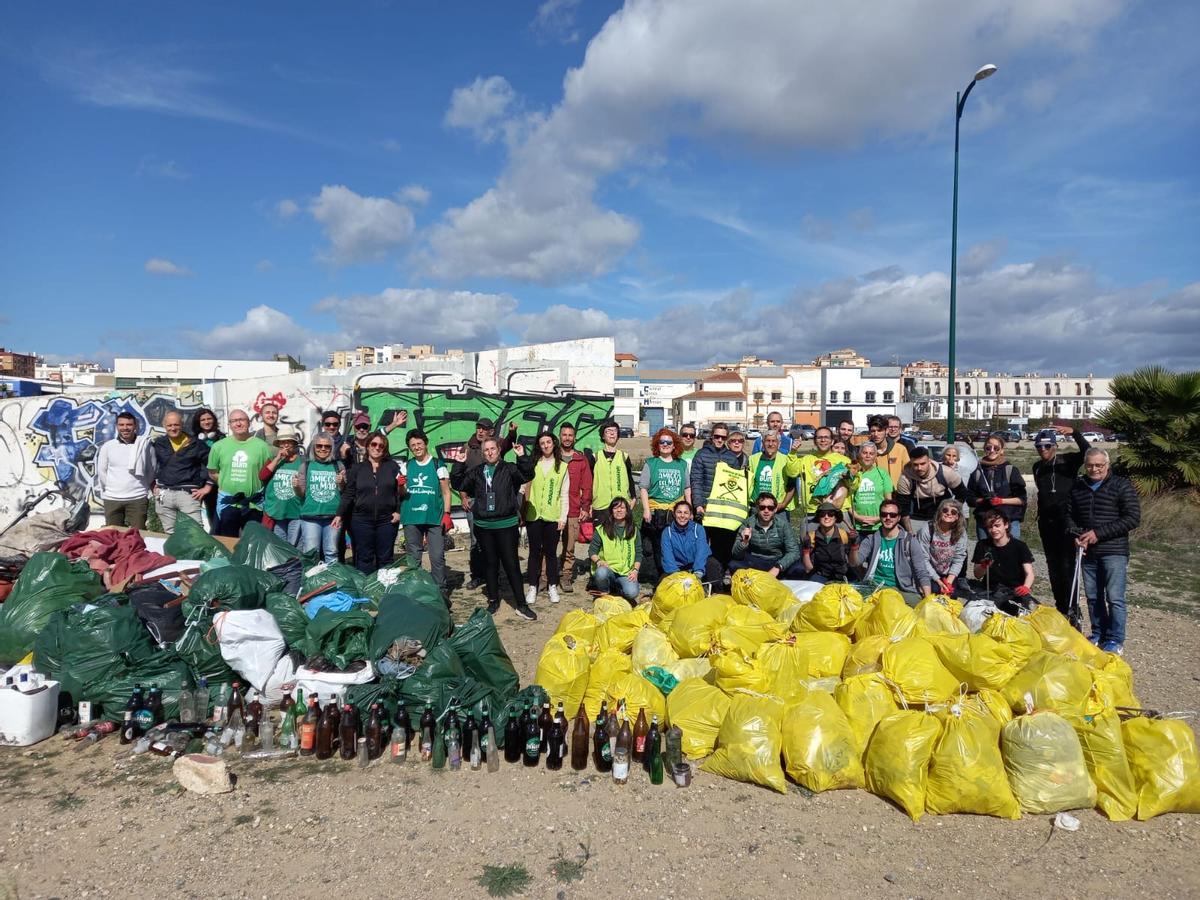 Bolsas de basura recogidas en los terrenos municipales de Repsol por Bosque Urbano Málaga, Andalimpia y otros colectivos a final de febrero.