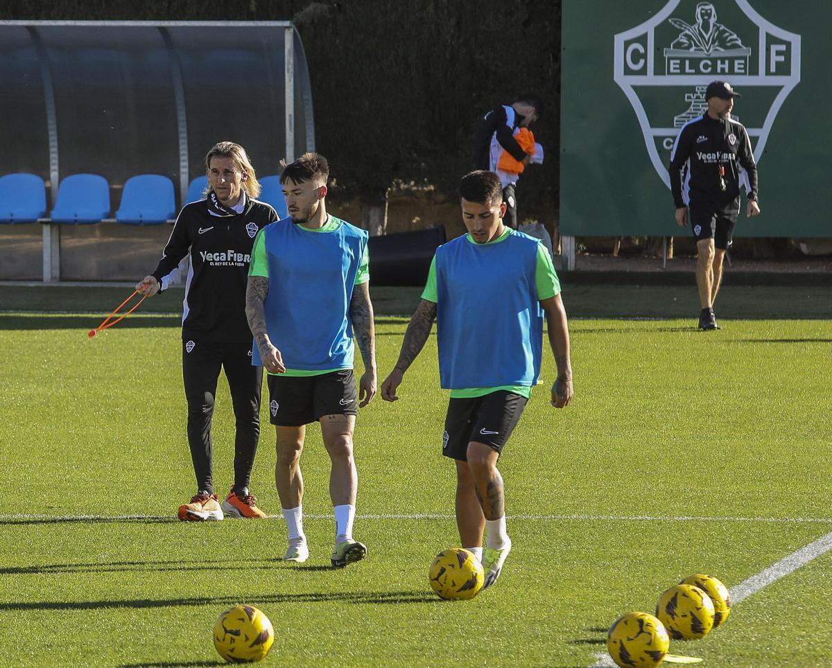 Beccacece junto a Josan y Nico en un entrenamiento reciente del Elche CF