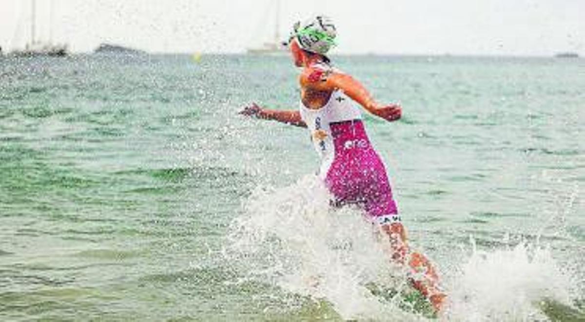 Una atleta entra en el mar en el aquatlón. |