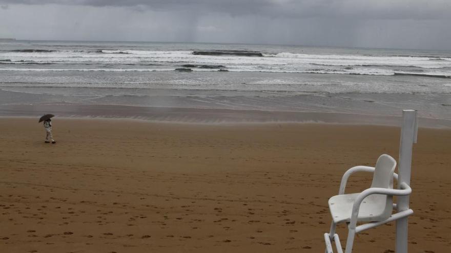 Playa de San Lorenzo en Gijón por el mal tiempo