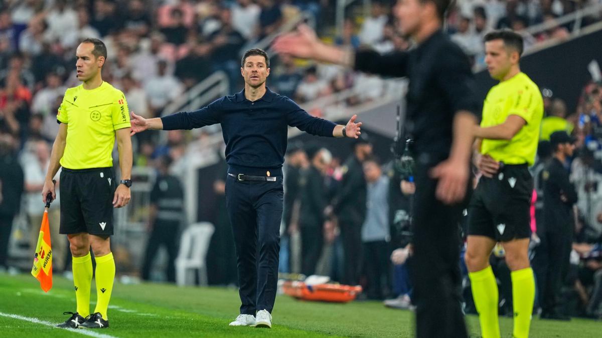 Xabi Alonso recrimina a Simeone una acción durante el Atlético - Real Madrid de la Supercopa.