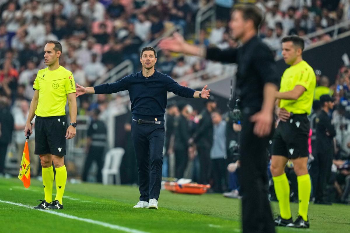 Xabi Alonso recrimina a Simeone una acción durante el Atlético - Real Madrid de la Supercopa.