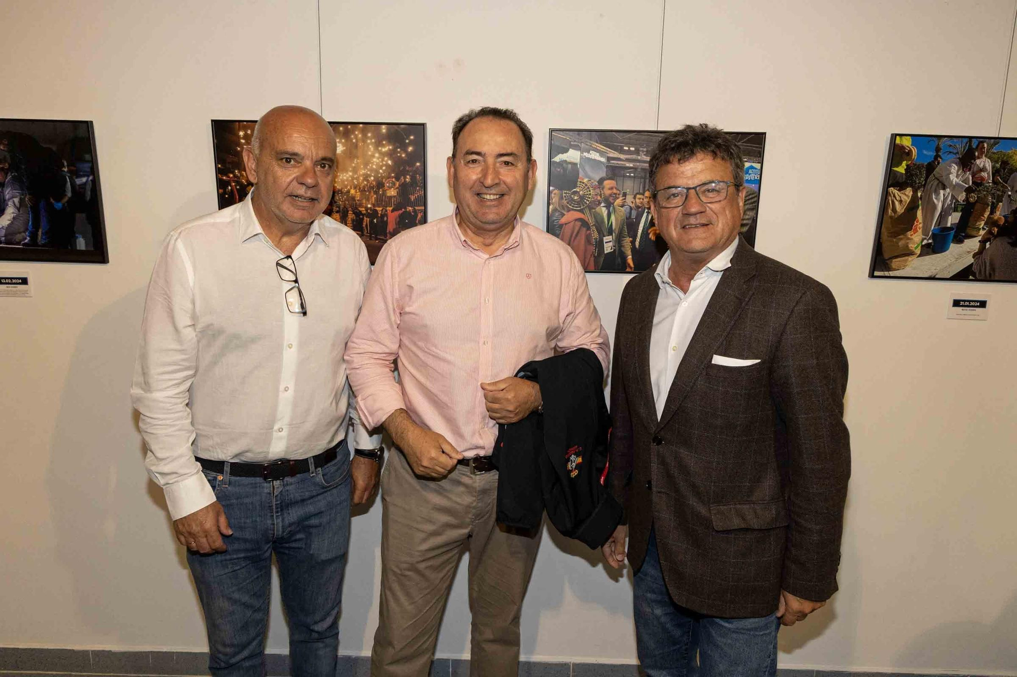lleno total en la inauguración de INFotoperiodistas 2024,. un año de fotografía de prensa en Alicante