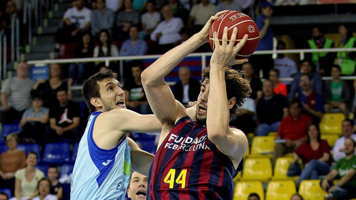 Ante Tomic entra a canasta ante la oposición de Fede van Lacke, en el partido que han disputado el Barça y el Estudiantes en el Palau