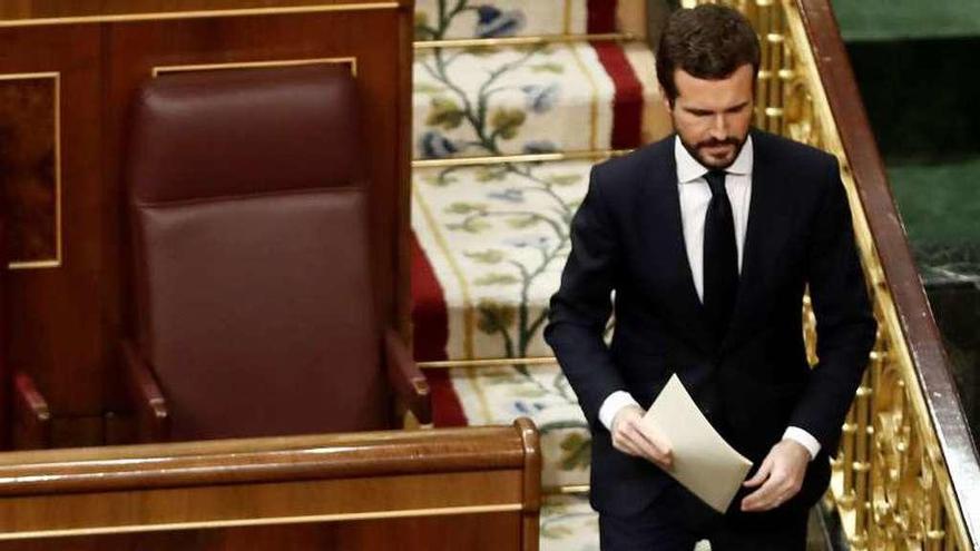 Pablo Casado pasa junto al ministro de Sanidad, Salvador Illa, durante el pleno del Congreso de ayer. // Efe