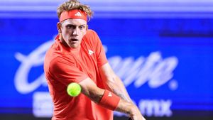 El tenista español Alejandro Davidovich Fokina devuelve la bola al canadiense Denis Shapovalov durante el Abierto Mexicano de Tenis, en Acapulco