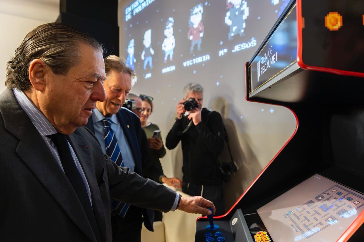 Vicente Boluda juega con la máquina de "arcade"