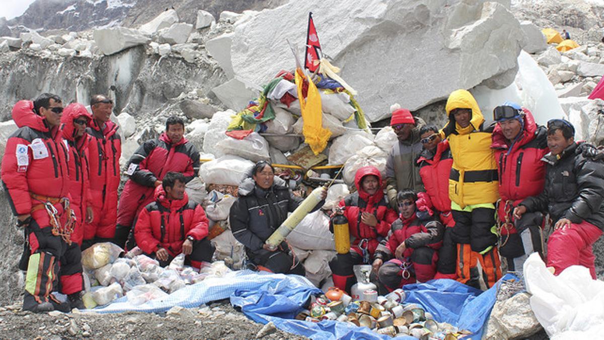 Un grupo de serpas y alpinistas, rodeados de la tonelada de basura que han recogido en el Everest