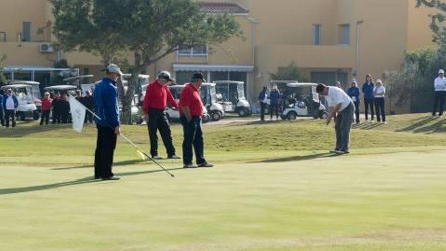 El equipo de Alicante Golf se ha llevado este año la copa que les acredita como ganadores. Momento del punto decisivo que obtuvo el jugador local, Manuel Brufal.