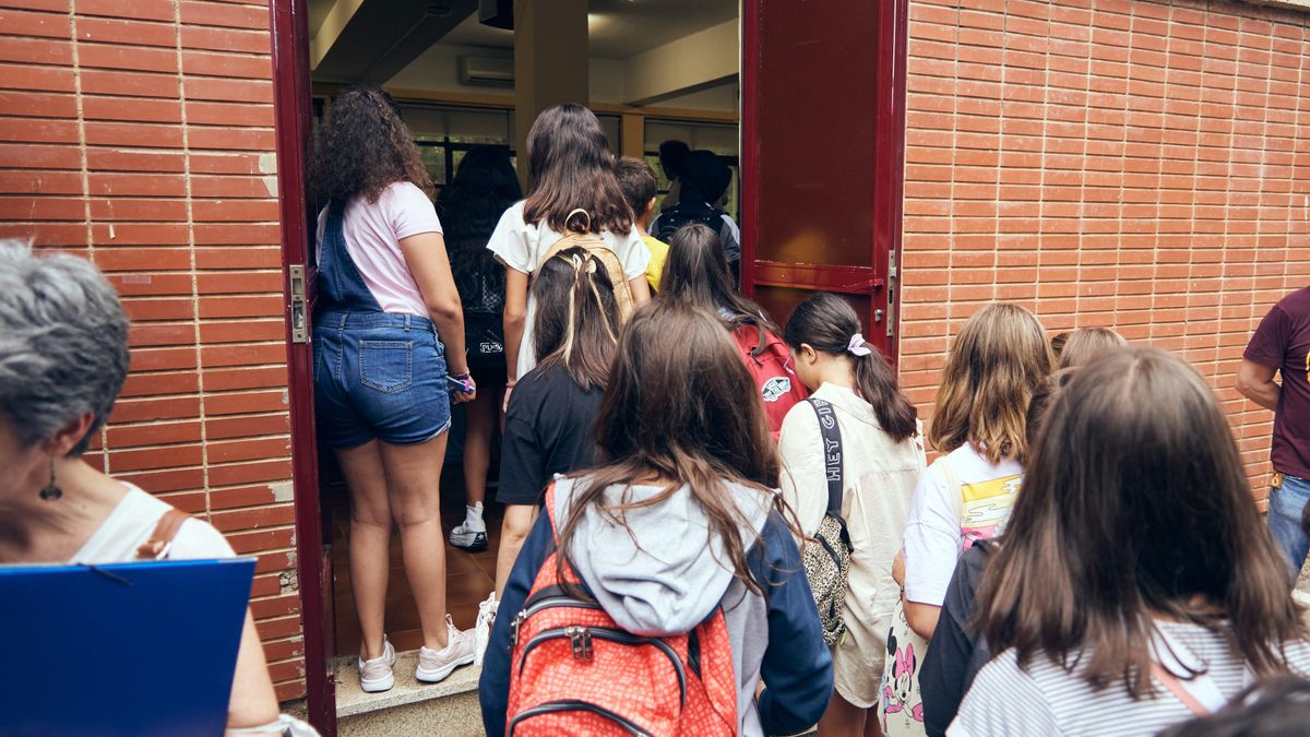 Alumnos entrando en un instituto de Cáceres, en una fotografía de archivo.