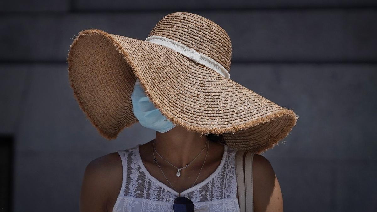 Una mujer con mascarilla y sombrero FOTO: JOSÉ LUIS ROCA