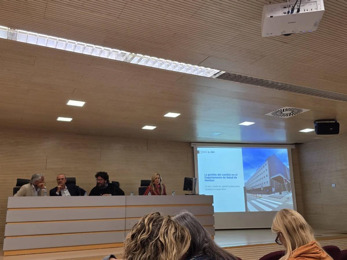 Beatriz Gómez, gerente del área de Manises, interviene durante el Consejo de Salud de la CV.