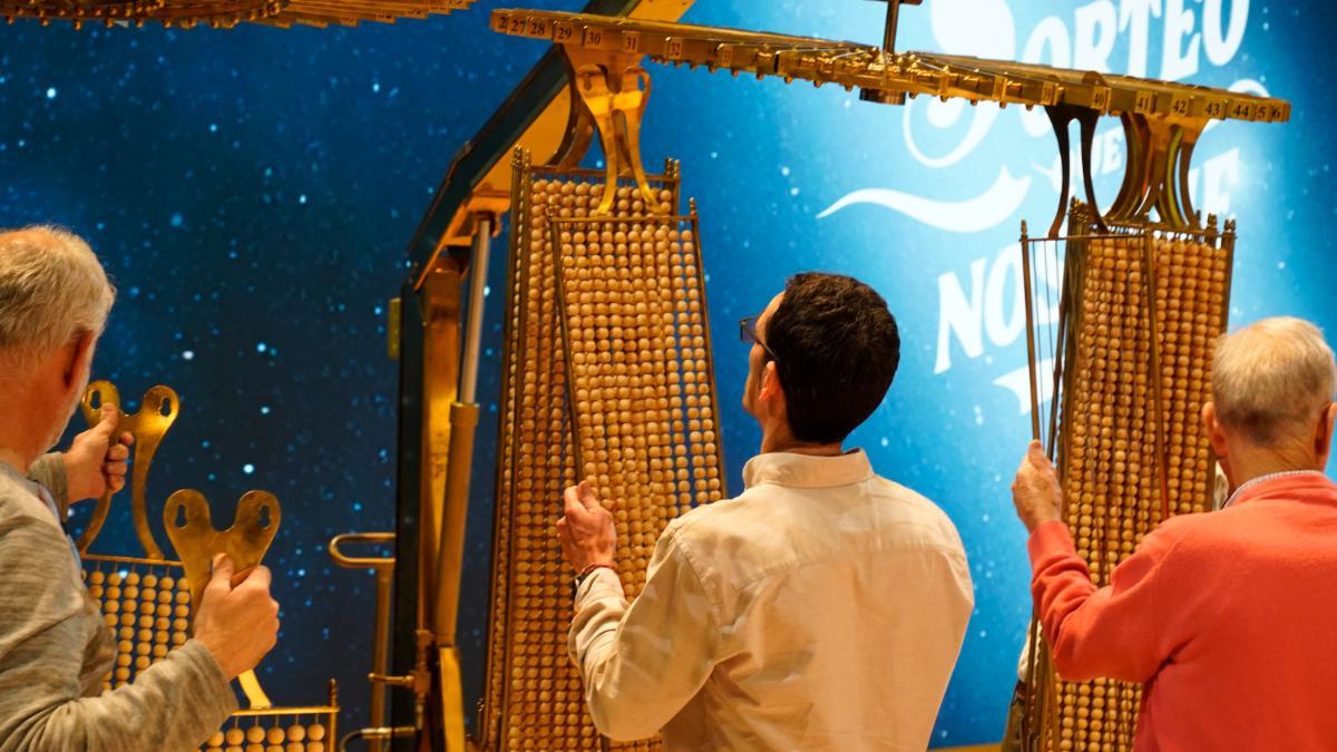 Trabajadores preparando la Lotería de Navidad en el Teatro Real de Madrid (1)