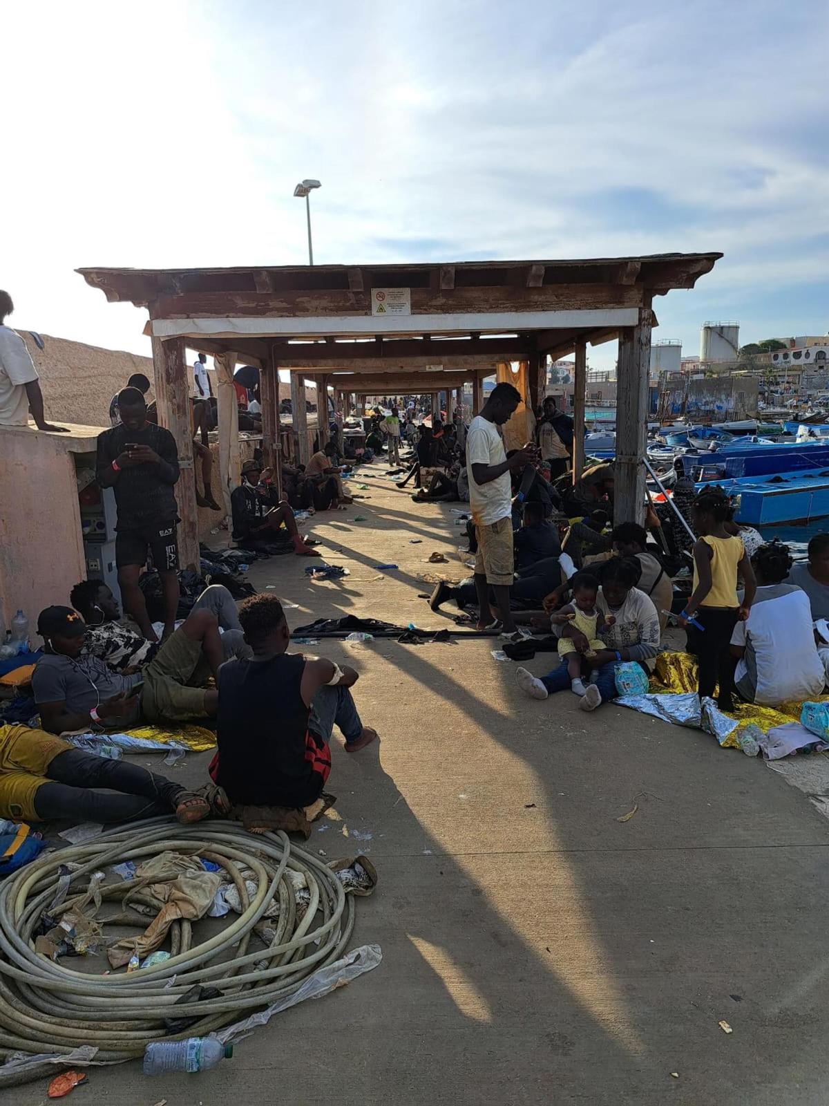 Lampedusa, colapsada tras la llegada de 6.000 inmigrantes en 24 horas.