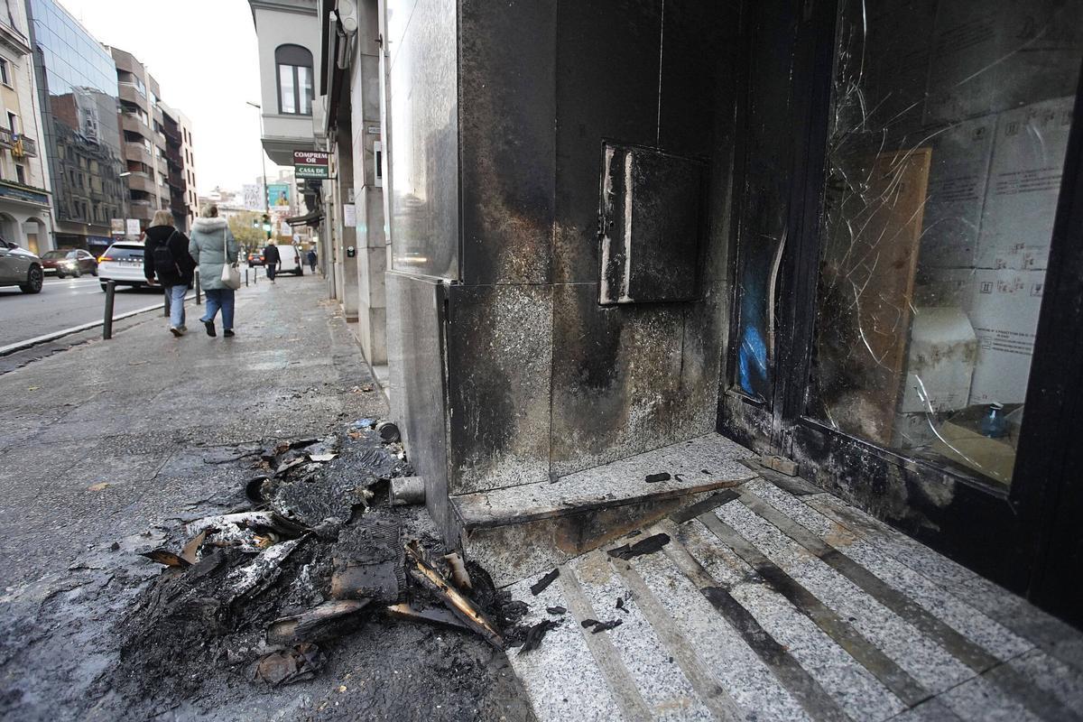 Girona carretera Bcn 15 Botega Toscana incendi cartrons exterior local ,vidres façana trencats