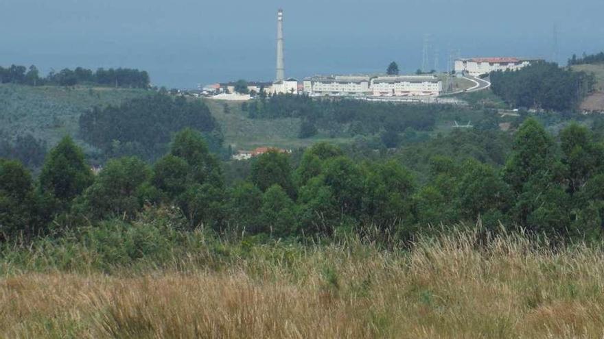 Terrenos donde se proyecta instalar la planta de residuos, con la urbanización Sol y Mar y Sabón al fondo.