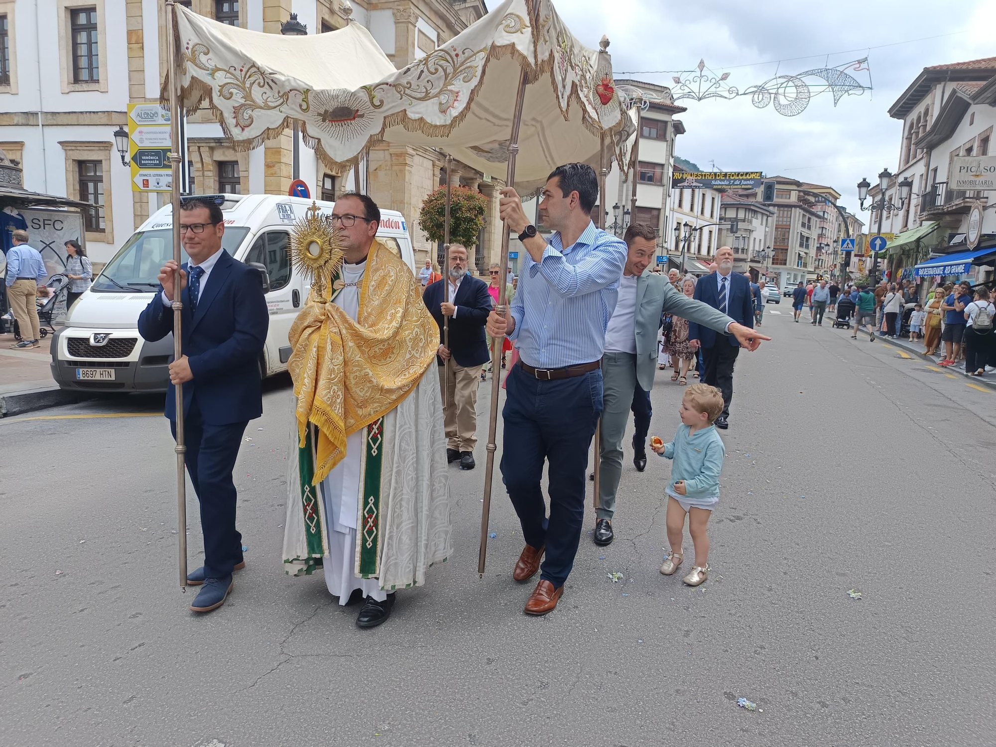Espectaculares alfombras florales en Cangas de Onís por el Corpus Christi
