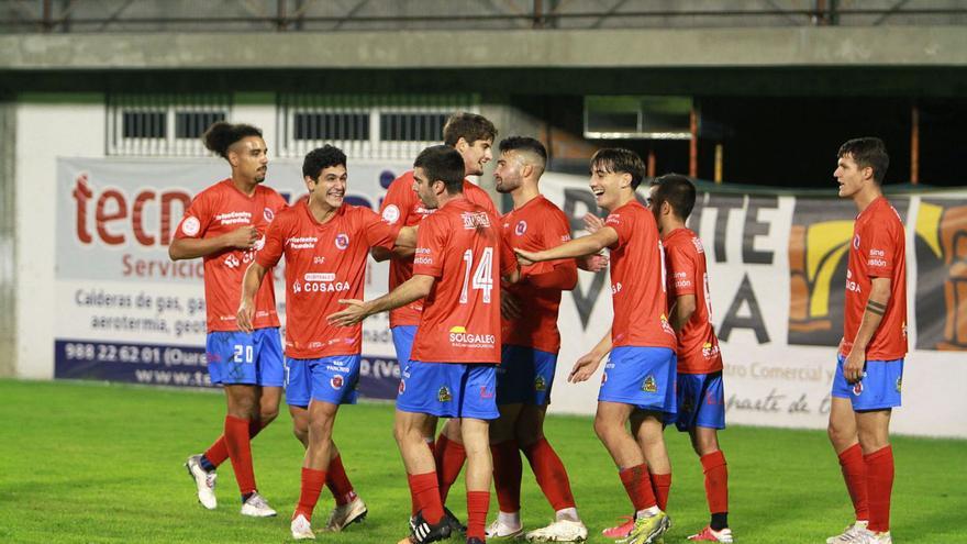 Los jugadores de la Unión Deportiva Ourense, festejando un gol en O Couto. |  // IÑAKI OSORIO