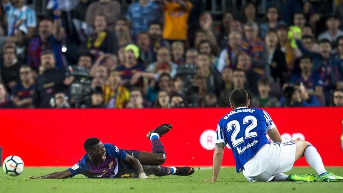 Dembele se queja en el suelo de la entrada de Navas durante el  partido de liga entre el FC Barcelona y la Real Sociedad