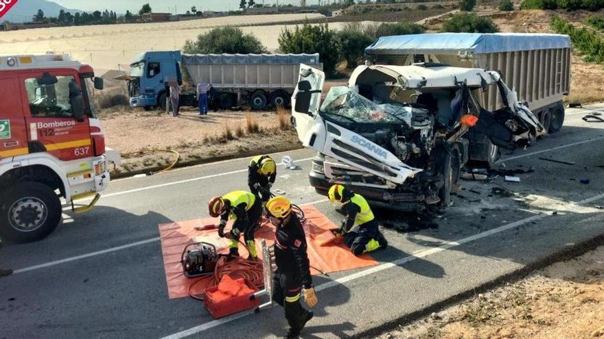 Herido un conductor en el choque frontal de dos camiones en La Murada