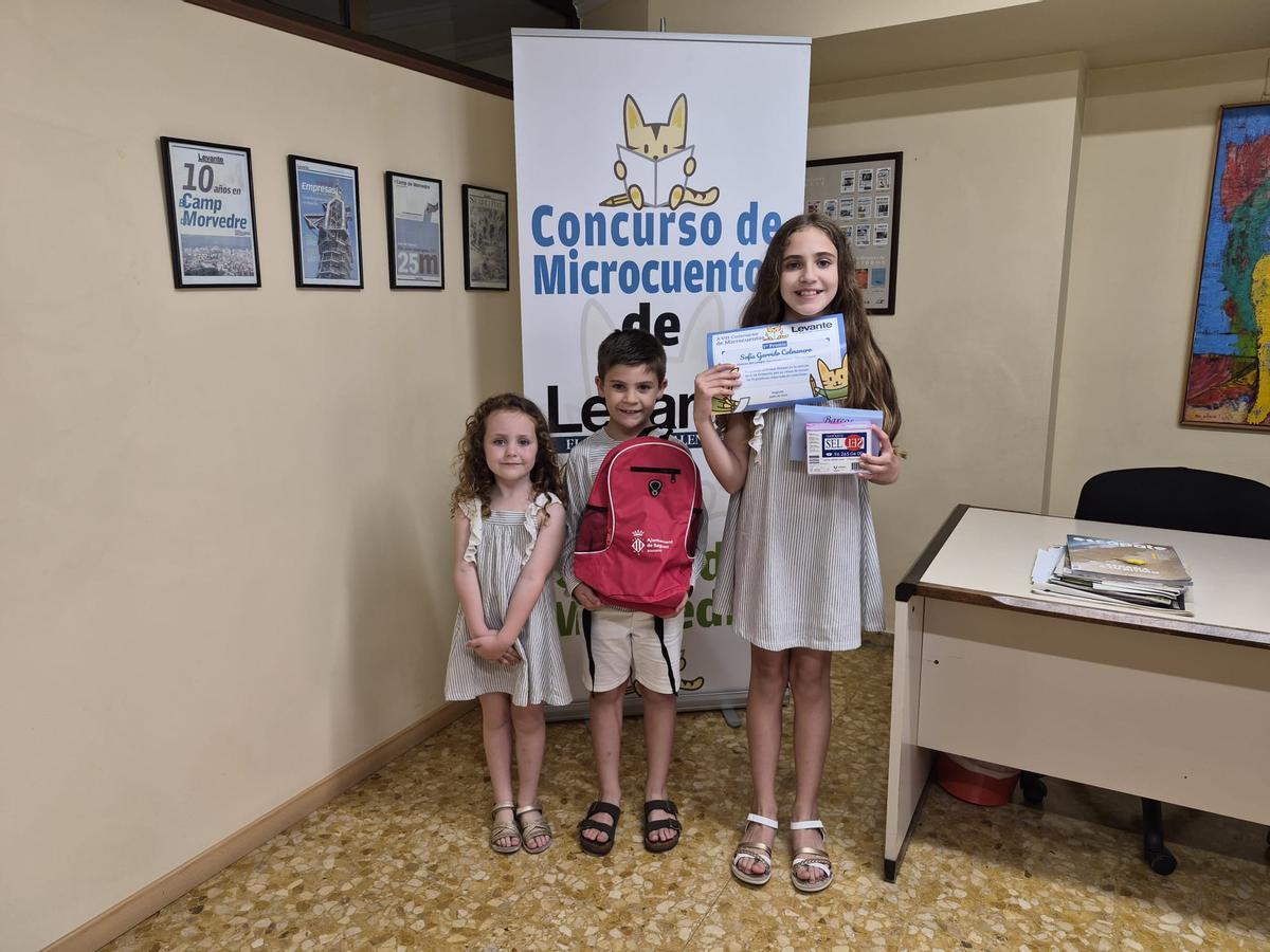 Concurso de Microcuentos: Los premiados recogen sus diplomas y regalos