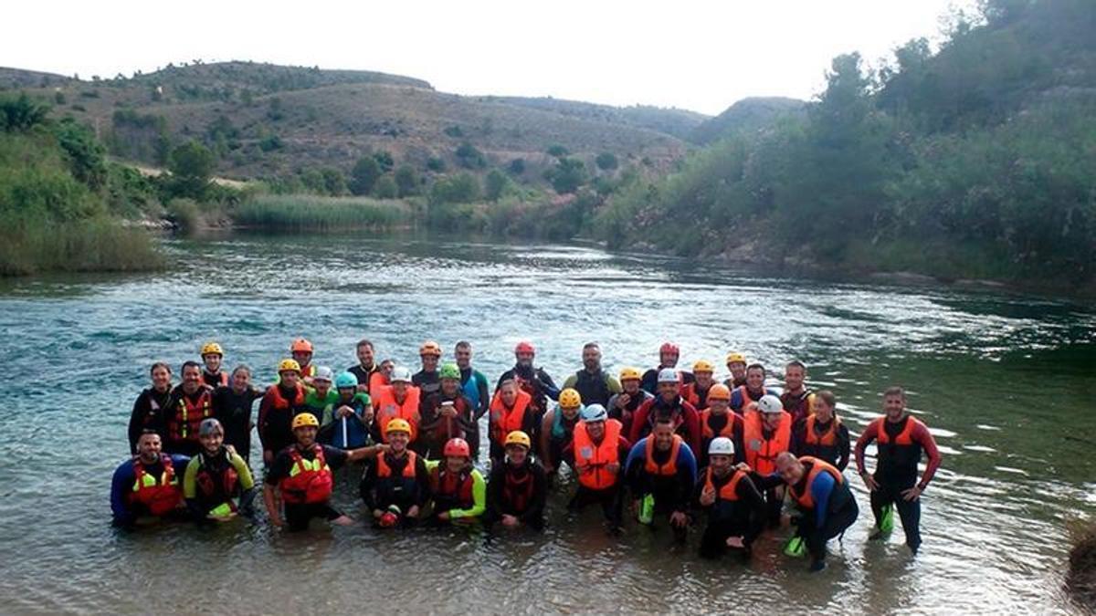 Agentes de la unidad de Playas de la Policía Local de Sagunt, durante el curso de rescate en inundaciones y riadas del IVASPE.