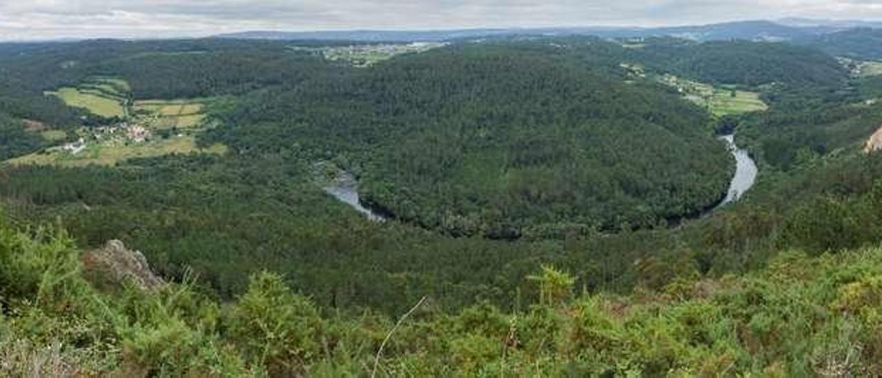 Vista panorámica que se puede disfrutar desde el Castro de la parroquia estradense de San Miguel de Castro, incluido en la ruta marcada por el Concello de A Estrada.