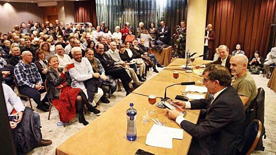 En la mesa, de izda. a dcha., el abogado Carles Monguilod, el periodista Albert Soler y el director de &#039;Diari de Girona&#039;, Jordi Xargayó, en la presentación del libro de Soler.