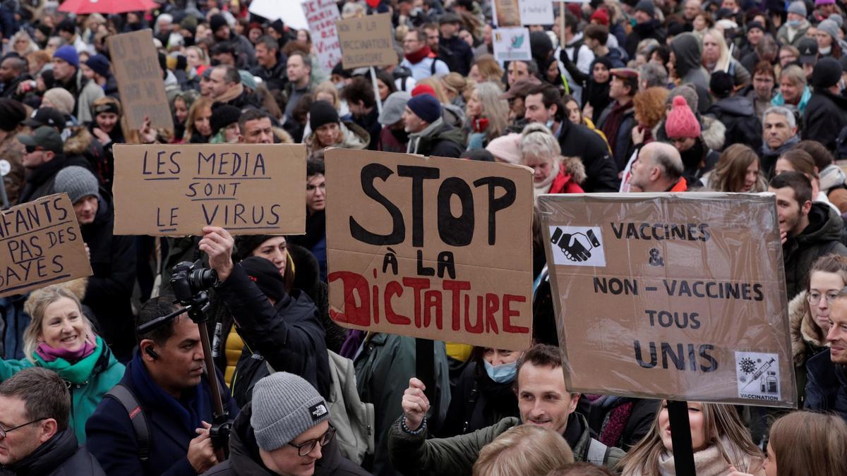 Unas 8.000 personas se manifiestan en Bruselas contra las medidas para frenar el avance del coronavirus.