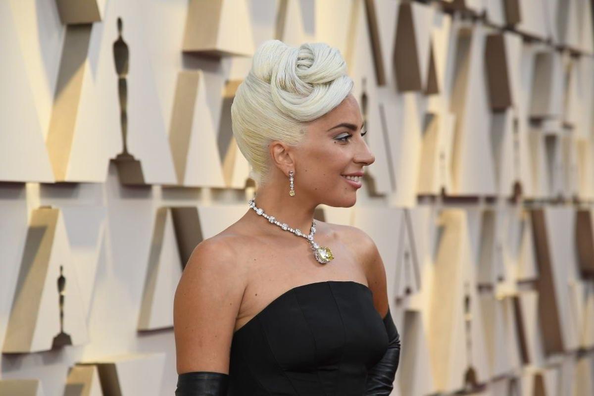 Lady Gaga con moño a lo Audrey en los Oscar 2019